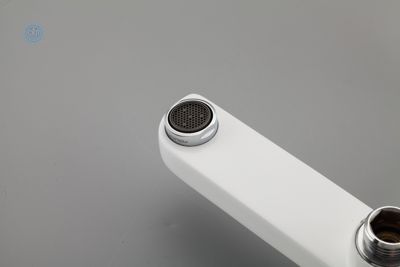 Смеситель Gappo G3248 для ванны гусак служит переключателем на лейку белый / хром